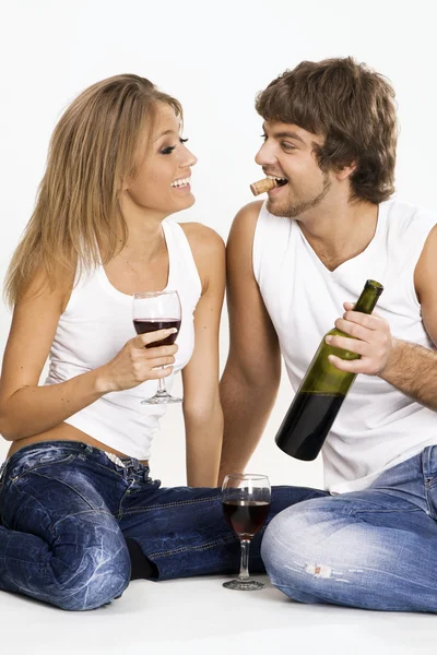 Glada unga par som dricker vin — Stockfoto