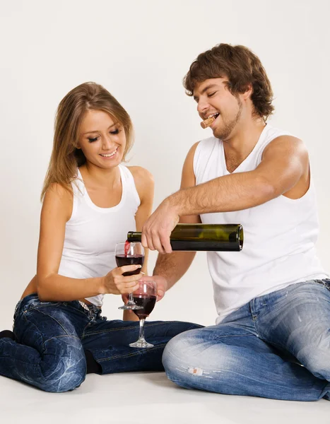 Joyeux jeune couple buvant du vin — Photo