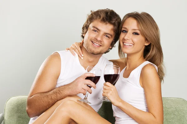 Alegre joven pareja bebiendo vino —  Fotos de Stock