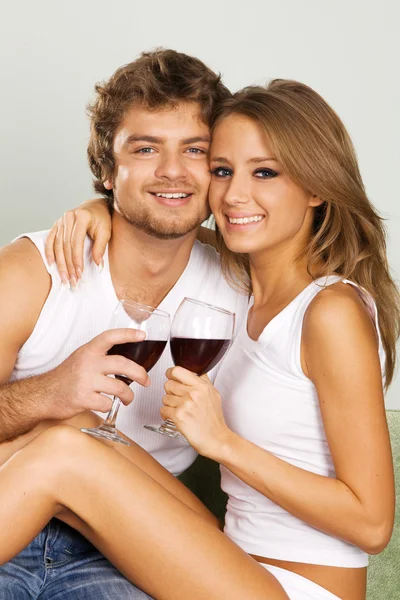 Alegre jovem casal beber vinho — Fotografia de Stock