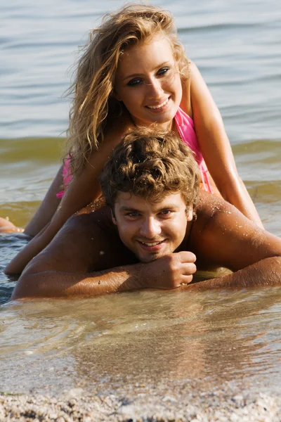Belo jovem casal à beira-mar — Fotografia de Stock
