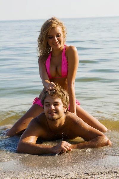 海辺の美しい若いカップル — ストック写真