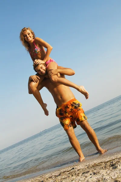 海辺で面白いの若いカップル — ストック写真