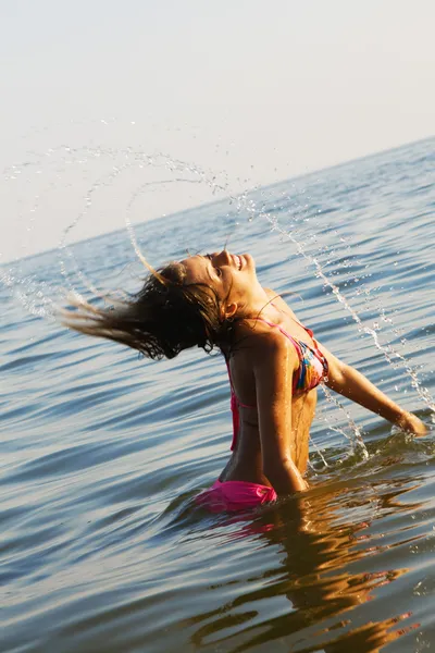 Menina bonita se divertindo na água — Fotografia de Stock