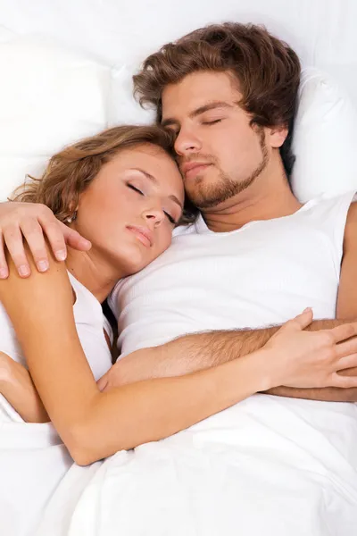 Молода красива пара спить — стокове фото