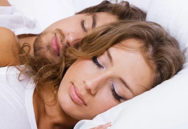 年轻美丽的夫妇睡觉 — 图库照片