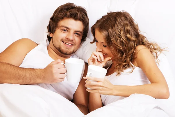 Όμορφο νεαρό ζευγάρι απολαμβάνει το πρωί καφέ — Φωτογραφία Αρχείου