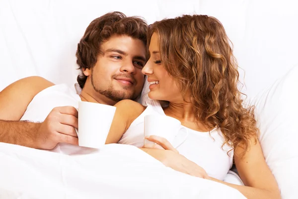 Όμορφο νεαρό ζευγάρι απολαμβάνει το πρωί καφέ — Φωτογραφία Αρχείου