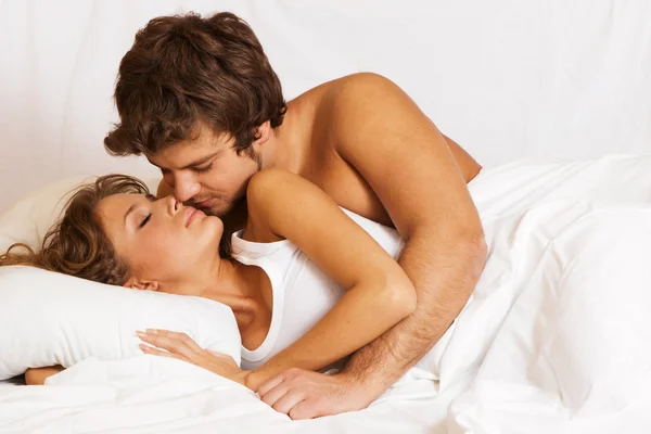 Молодая красивая пара в постели — стоковое фото