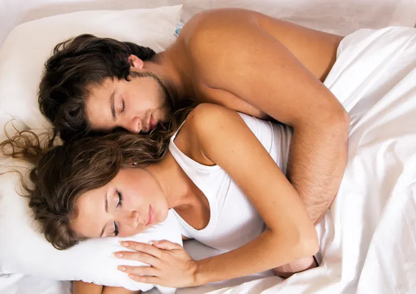 Joven hermosa pareja durmiendo —  Fotos de Stock