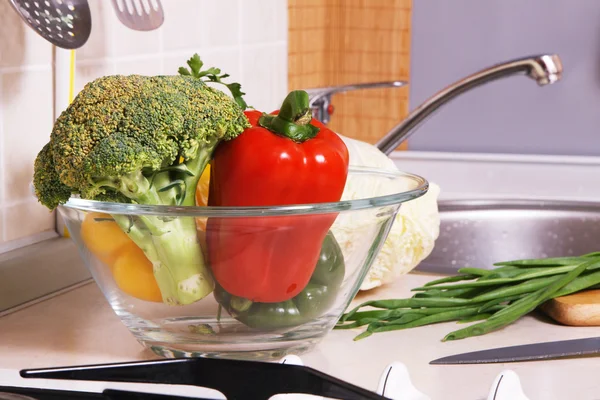 Schüssel mit frischem Gemüse — Stockfoto