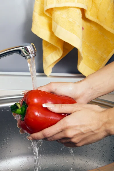 Washing a paprika — Stock Photo, Image