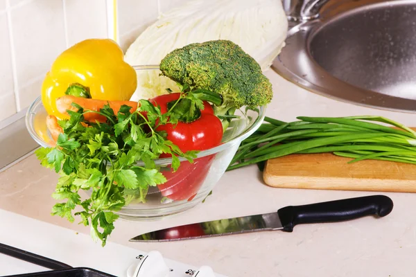 Cuenco con verduras frescas — Foto de Stock