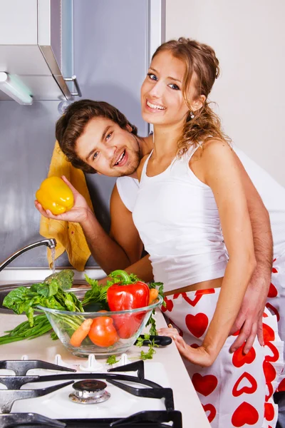 Joven pareja romántica en la cocina — Foto de Stock
