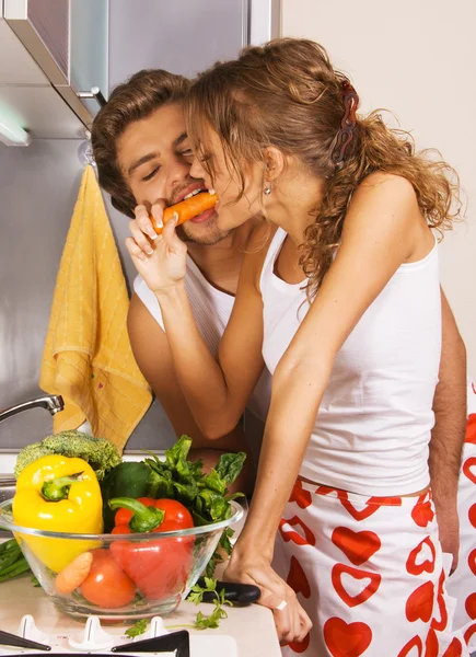Jovem casal se divertindo na cozinha — Fotografia de Stock