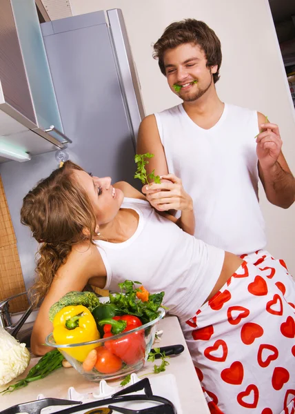 Młoda para romantyczny w kuchni — Zdjęcie stockowe