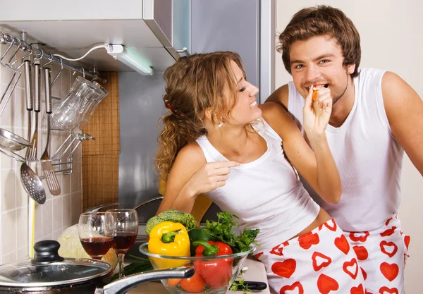 Jovem casal romântico na cozinha — Fotografia de Stock