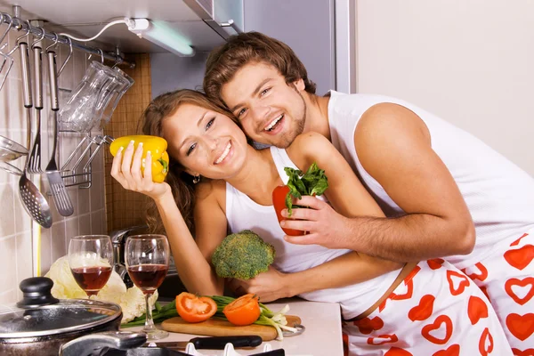Unga romantiska par i köket — Stockfoto