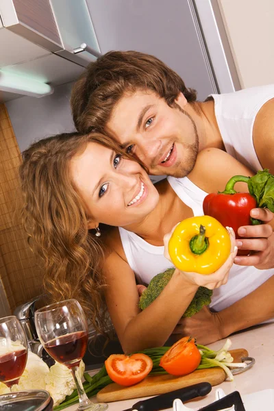 Jeune couple romantique dans la cuisine — Photo