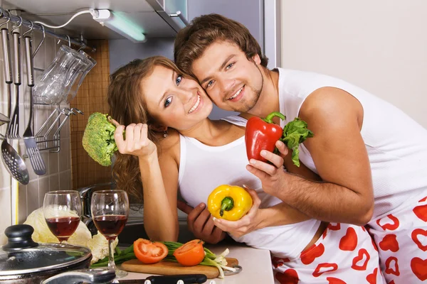 Mladý romantický pár v kuchyni — Stock fotografie