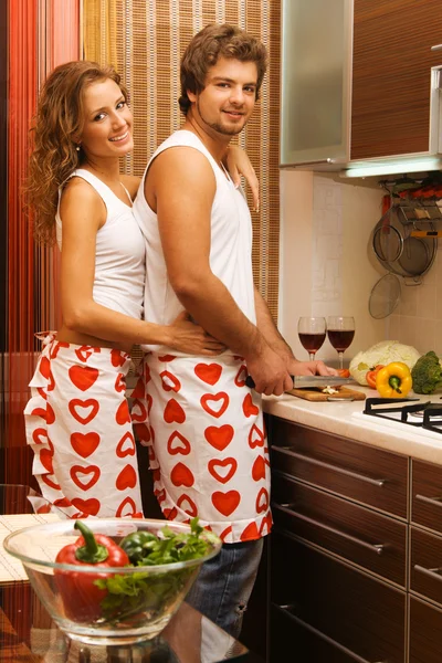 Jovem casal romântico na cozinha — Fotografia de Stock