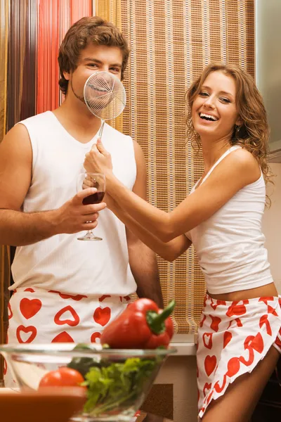 Jonge romantisch paar in de keuken — Stockfoto