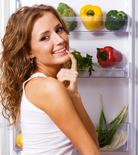 Vrolijke jonge vrouw met verse groenten — Stockfoto