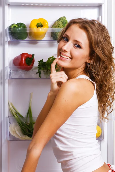 Fröhliche junge Frau mit frischem Gemüse — Stockfoto