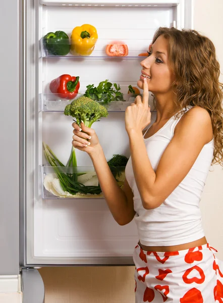 Fröhliche junge Frau mit frischem Gemüse — Stockfoto