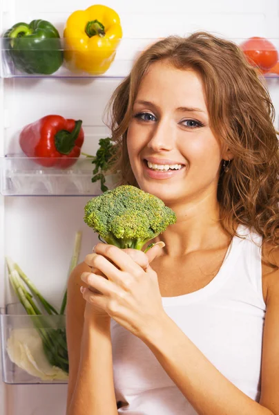 Glad ung kvinna med färska grönsaker — Stockfoto