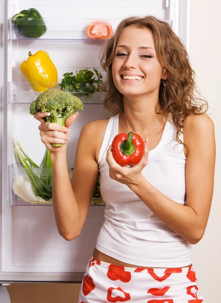 Joyeux jeune femme avec des légumes frais — Photo