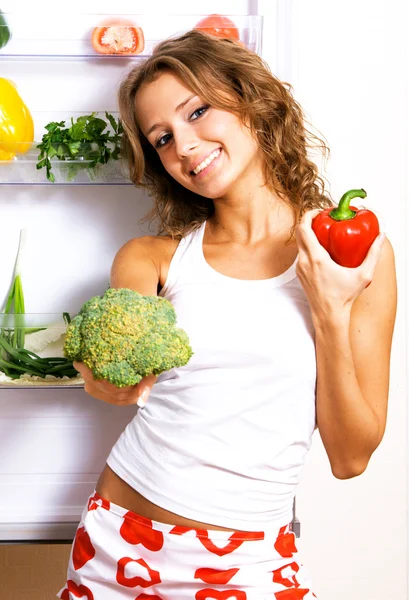新鮮な野菜と陽気な若い女性 — ストック写真