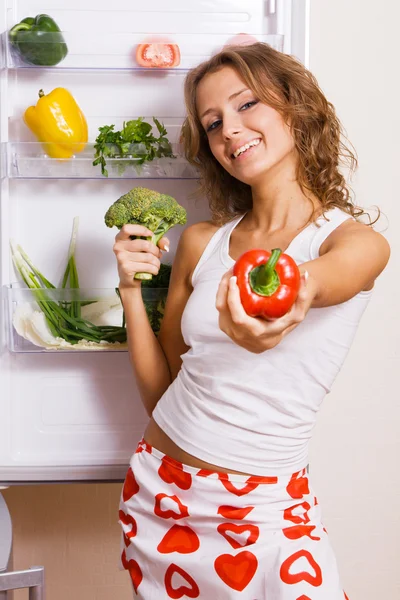 性格开朗的年轻女子，与新鲜蔬菜 — 图库照片