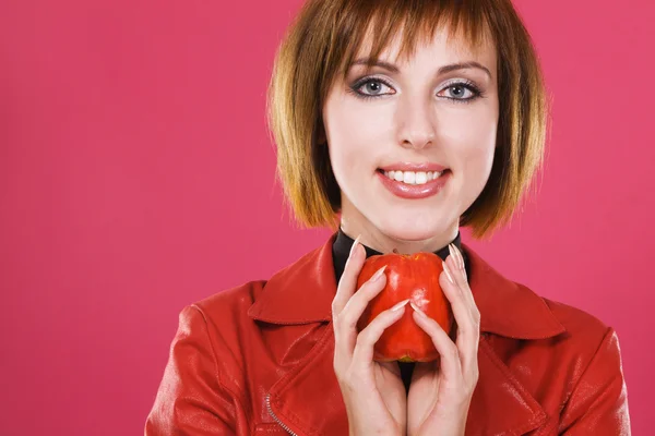Härlig tjej med ett äpple — Stockfoto