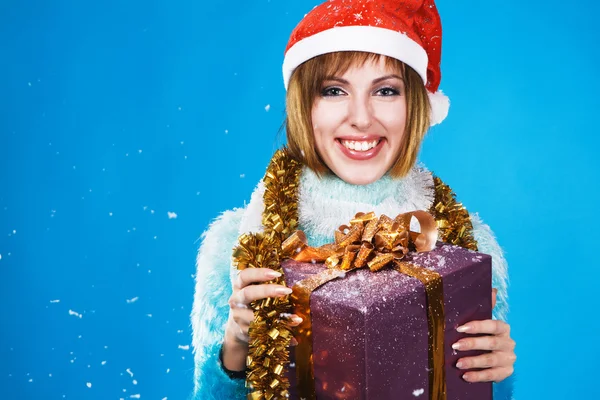 Feestelijke meisje met de gift van Kerstmis — Stockfoto