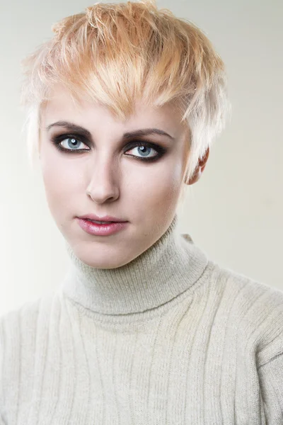 Mladá stylová blondýna — Stock fotografie