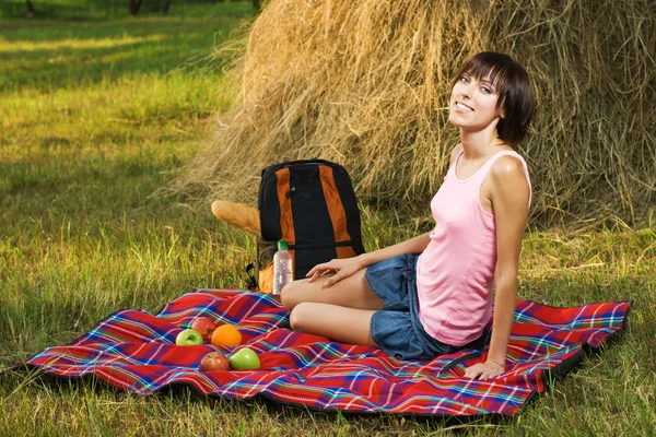 Piknik üzerinde güzel kız — Stok fotoğraf
