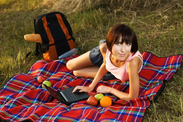 Menina encantadora ter um descanso ao ar livre — Fotografia de Stock