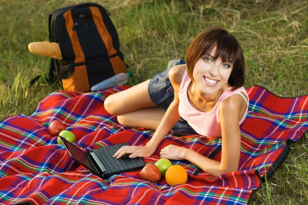 Piknik üzerinde güzel kız — Stok fotoğraf