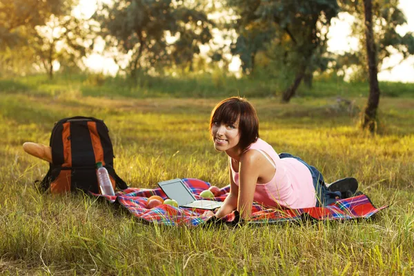 Parkta piknik üzerinde güzel kız — Stok fotoğraf