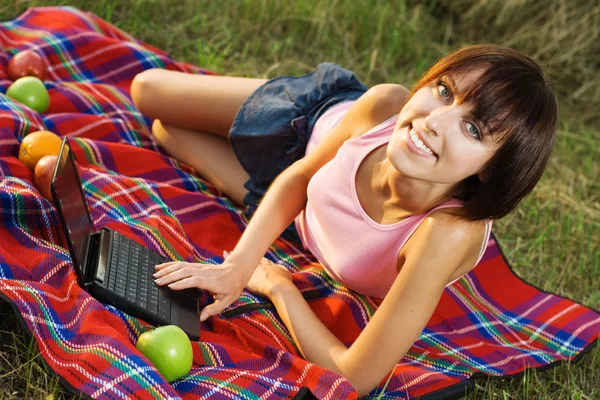 可爱的女孩上野餐 — 图库照片
