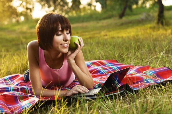Chica encantadora con portátil en el picnic —  Fotos de Stock
