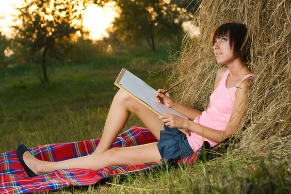 Lovely girl drawing in the park — Stock Photo, Image