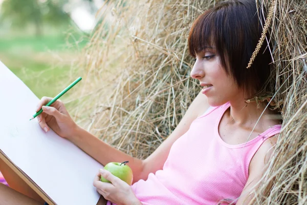 Любимая девочка рисует в парке — стоковое фото