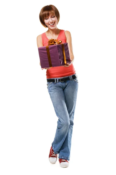 Glad tjej med en presentförpackning — Stockfoto