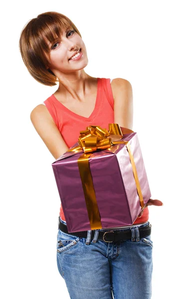 Szép lány és egy ajándék doboz — Stock Fotó