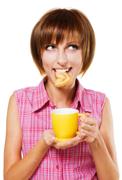Menina bonito com um biscoito e xícara de chá — Fotografia de Stock