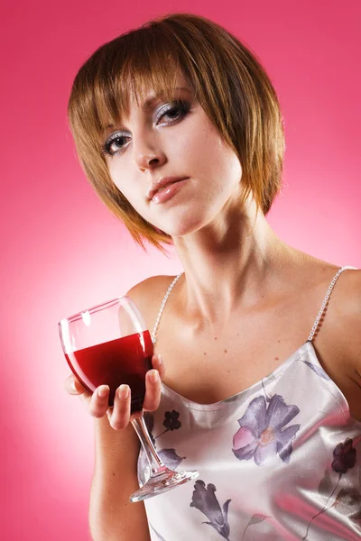 ワインを片手に美しい女性が — ストック写真