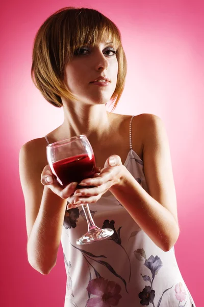 Bella donna con un bicchiere di vino — Foto Stock