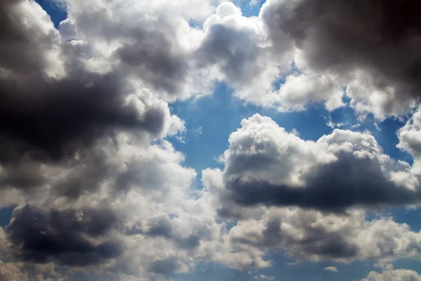 Himmel mit düsteren Wolken bedeckt — Stockfoto